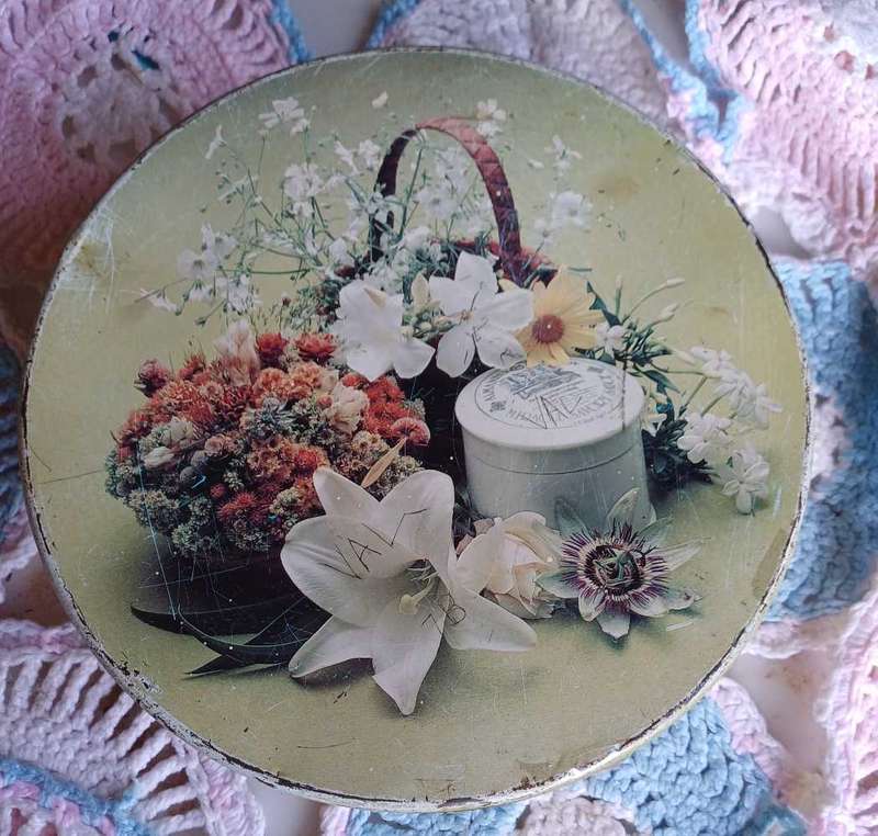 Pyotts biscuits tin