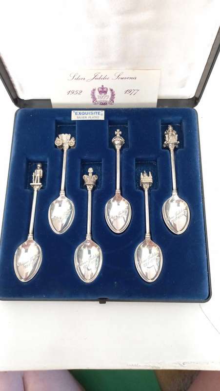 Vintage 1977 Queen Elizabeth  II  `Silver Jubilee  Souvenir ` spoon set