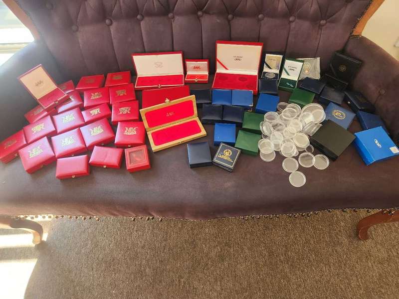 Coin boxes and capsules