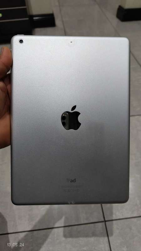 Apple iPad Air 32GB WiFi ONLY  A1474 Silver (PRE OWNED)