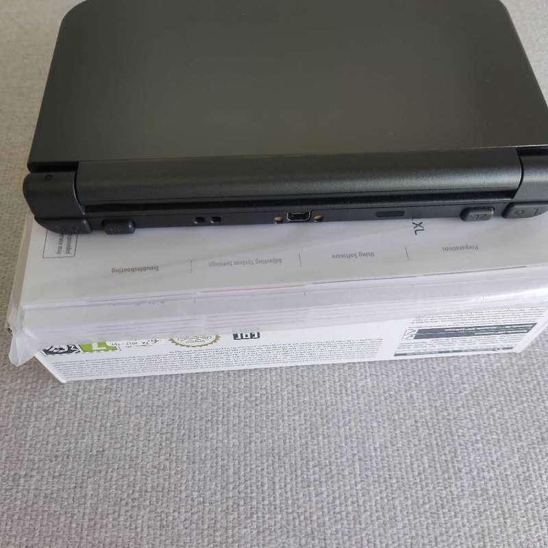 `New` Nintendo 3ds xl console with box +original charger +games (e-shop)