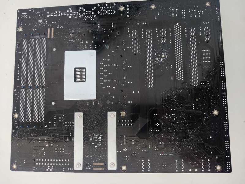 Intel Skull +Xeon CPU Combo**No Display**Ram included**Sold for Parts or Repair
