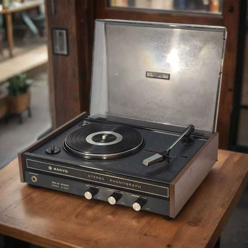 Working Vintage SANYO stereo phonograph