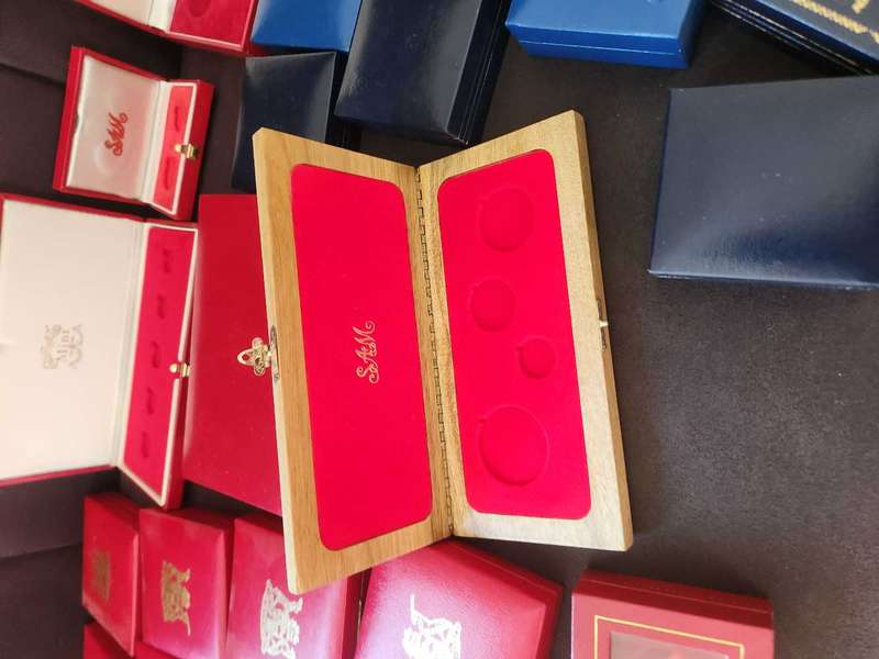 Coin boxes and capsules