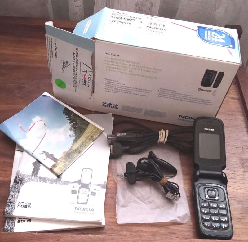 Vintage Nokia 6085 Cell Phone.