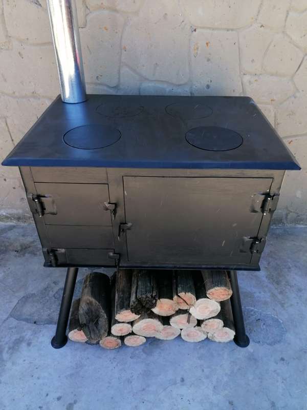 Beautiful strong 4 plate coal stove with oven bargain