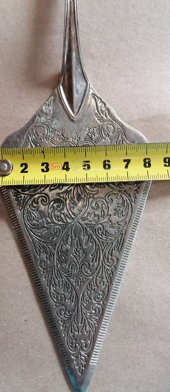 VINTAGE HIGHLY DETAILED CAKE TONG AND LIFTERS SET (E.P ZINK)