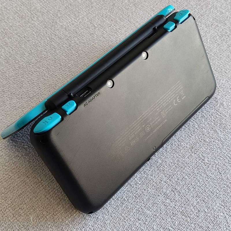 `New` Nintendo 2ds xl console with original stylus and charger