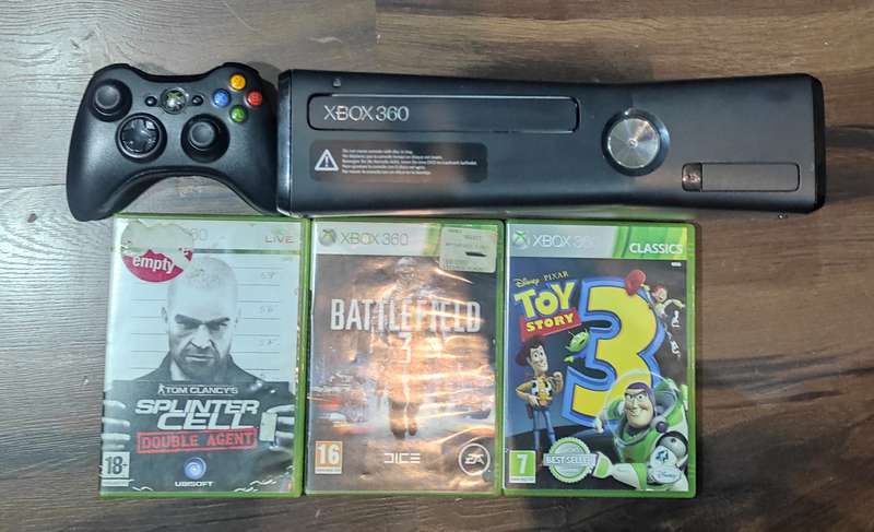 Xbox 360 S + Controller + 3 Games