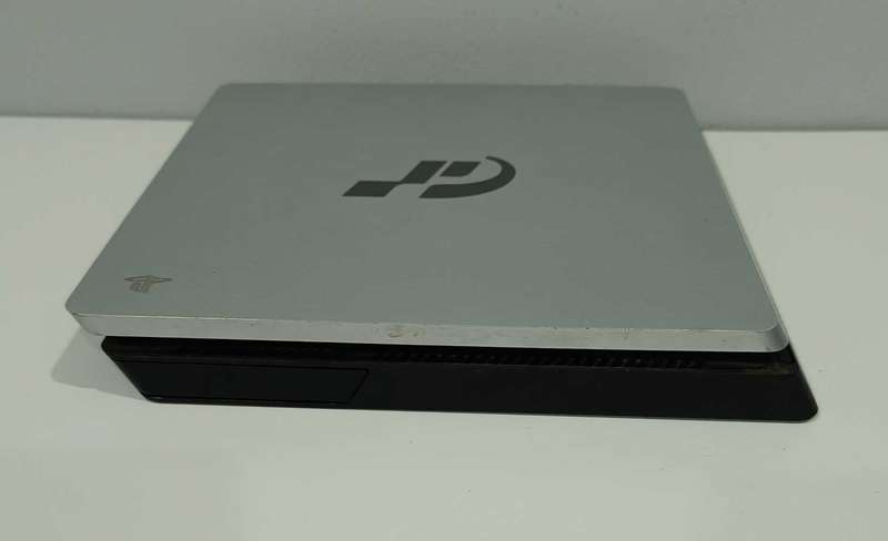 Playstation 4 Slim Limited Edition GT 1TB