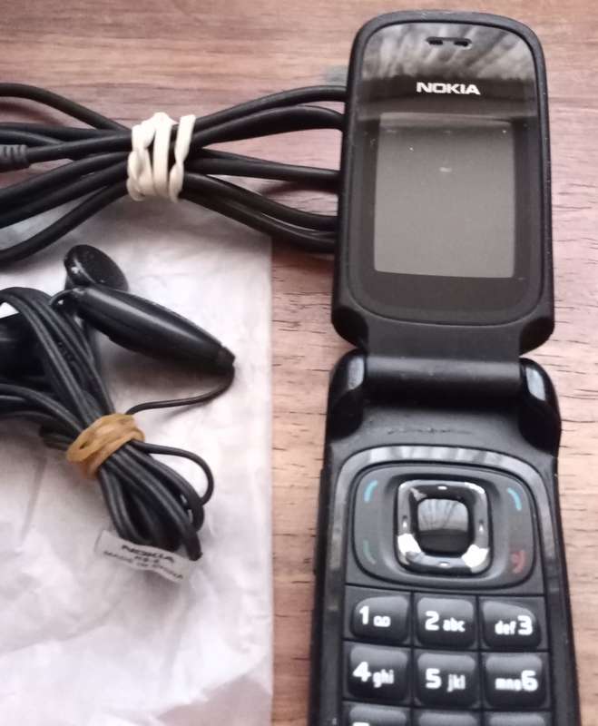 Vintage Nokia 6085 Cell Phone.