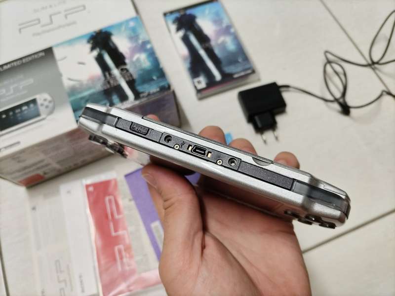 LIMITED EDITION PSP 2000 FINAL FANTASY VII CRISIS CORE