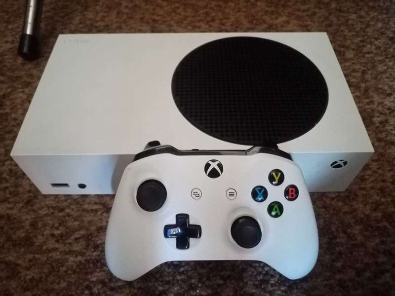 Mint Condition - Xbox Series S Console ( Rechargeable batteries included )