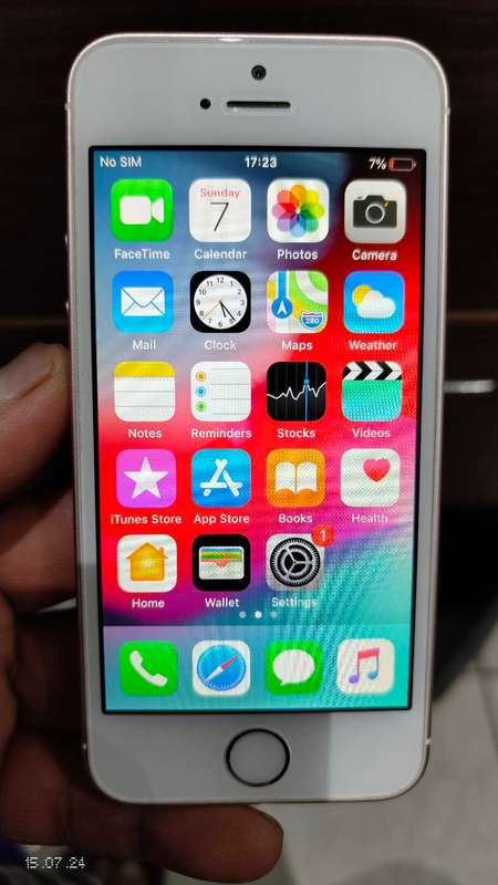Apple iPhone SE 1st gen 64GB ROSE GOLD excellent condition (Pre Owned)