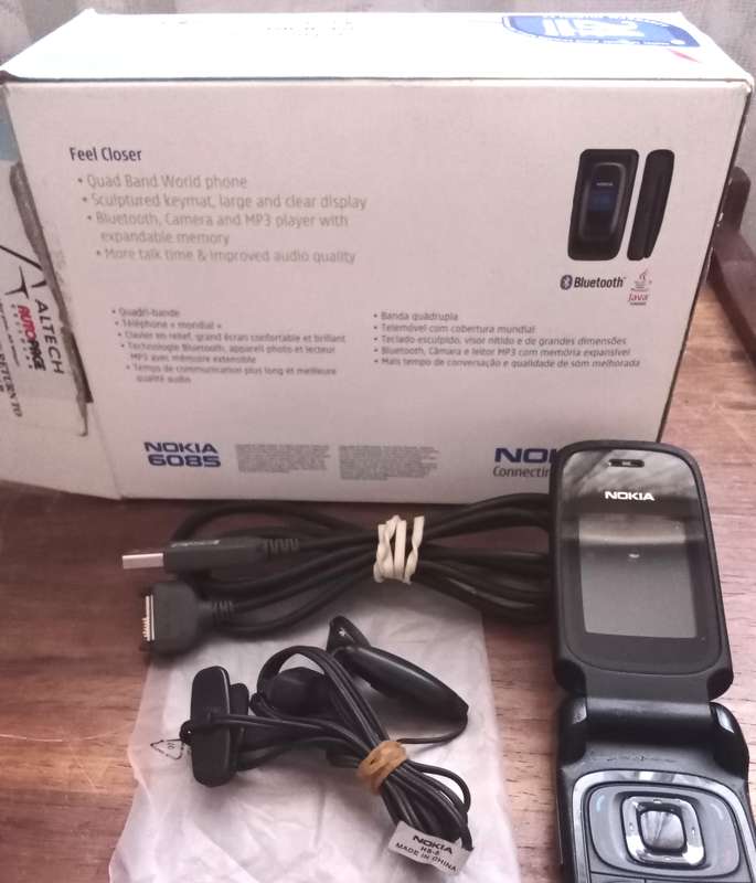 Vintage Nokia 6085 Cell Phone.