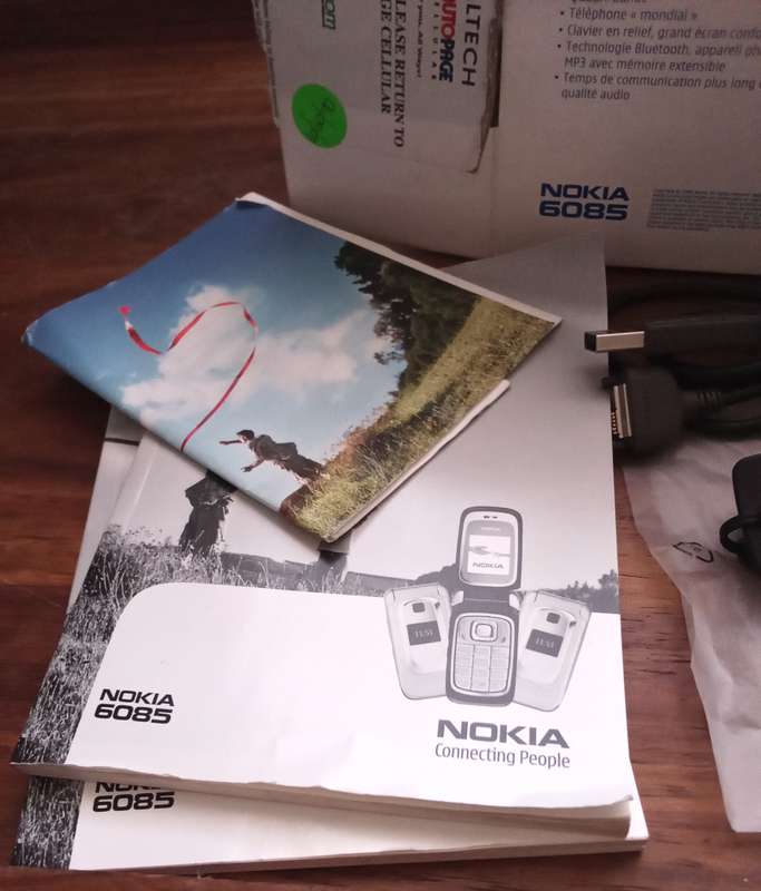 Vintage Nokia 6085 Cell Phone.