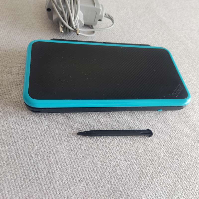 `New` Nintendo 2DSXL Console +original charger +box