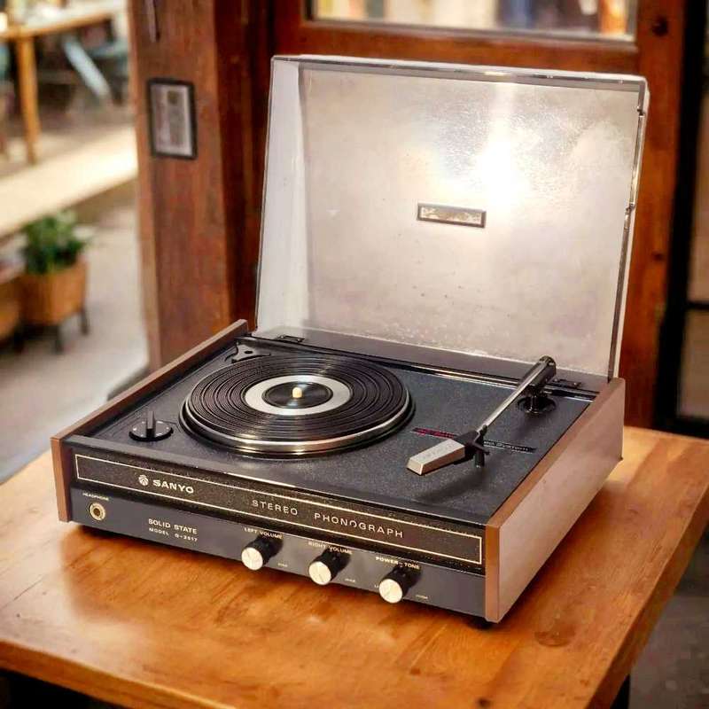Working Vintage SANYO stereo phonograph