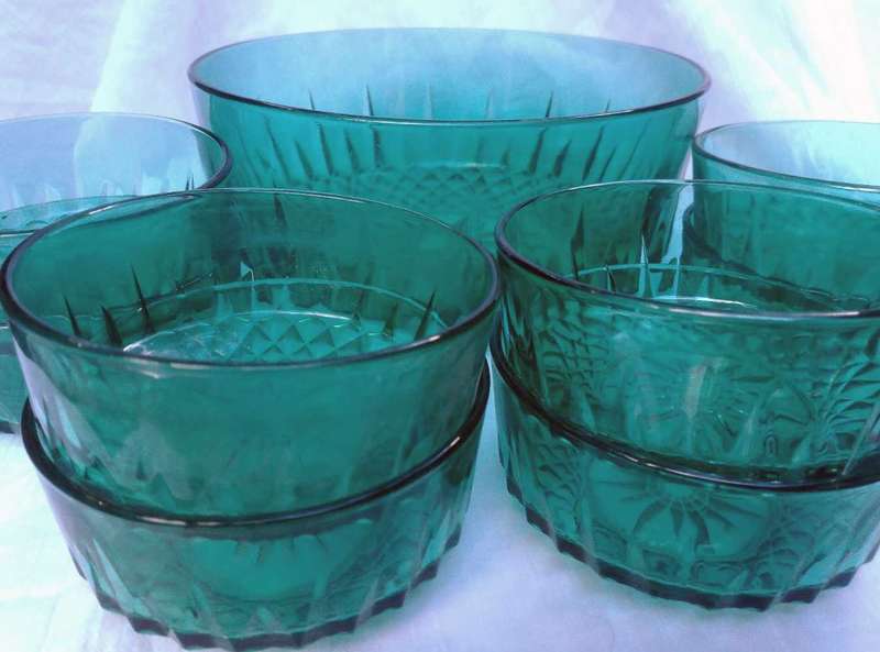 Vintage retro Arcoroc emerald green bowls set of 9