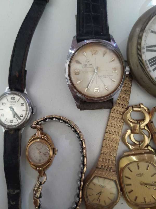 Mix bunch of wind up watches
