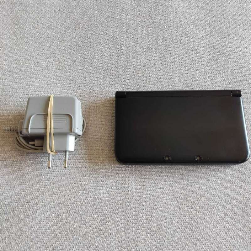 Nintendo 3Ds XL console with original charger