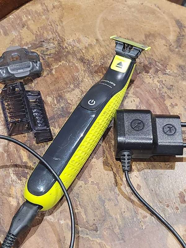 Philips OneBlade - functional man-scaping item - USED