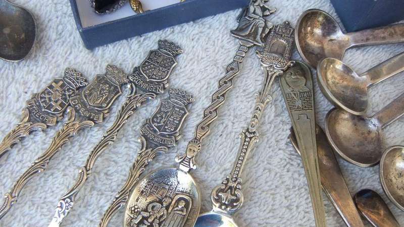 COLLECTABLES JOBLOT !! ANTIQUE AND VINTAGE ITEMS !! STERLING SILVER AND FRESHWATER PEARL NECKLACE !!