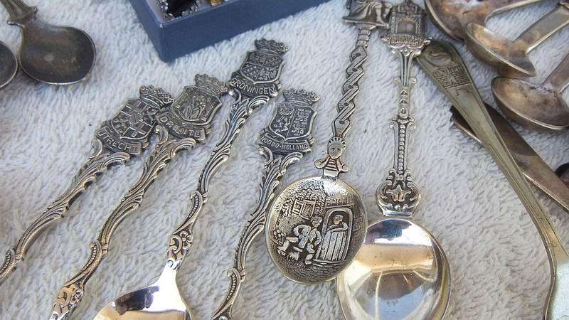 COLLECTABLES JOBLOT !! ANTIQUE AND VINTAGE ITEMS !! STERLING SILVER AND FRESHWATER PEARL NECKLACE !!