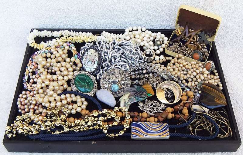KYK HIER !! A LOVELY LOT OF VINTAGE AND VINTAGE STYLE JEWELRY IN GOOD CONDITION PLUS BIT & BOBS