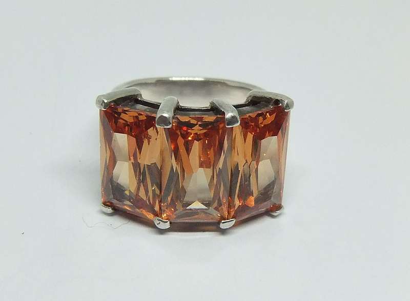 A BIG HEAVY SOLID STERLING SILVER RING SET WITH 3 LARGE FACETED ORANGE CZ STONES PLUS FREE GIFT BOX