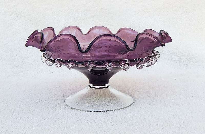 WOW !! A BEAUTIFUL VINTAGE VENETIAN STYLE FOOTED GLASS SWEET OR FRUIT BOWL IN EXCELLENT CONDITION !!