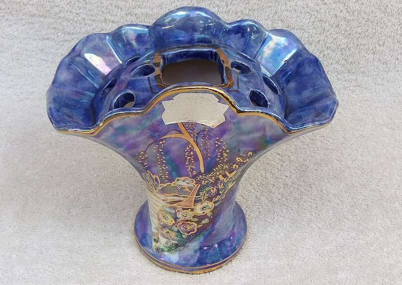 A RARE ART DECO VASE BY ARTHUR WOOD FROM THE ROYAL BRADWELL RANGE WITH ORIGINAL STICKER IN PLACE