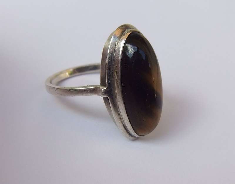 AN ART DECO STYLE VINTAGE STERLING SILVER RING SET WITH A CABOCHON GENUINE TIGERS EYE STONE