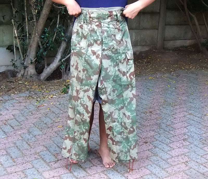 A PAIR OF VINTAGE 1970`S - 1980`S SOUTH AFRICAN POLICE COMBAT TROUSERS - NO SIGNS OF USE