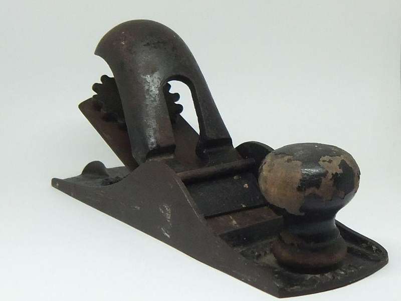A TOTALLY CUTE OLD LOOKING BRITISH MADE WOOD PLANE WITH ALLOT OF CHARACTER POSSIBLY BY SORBY
