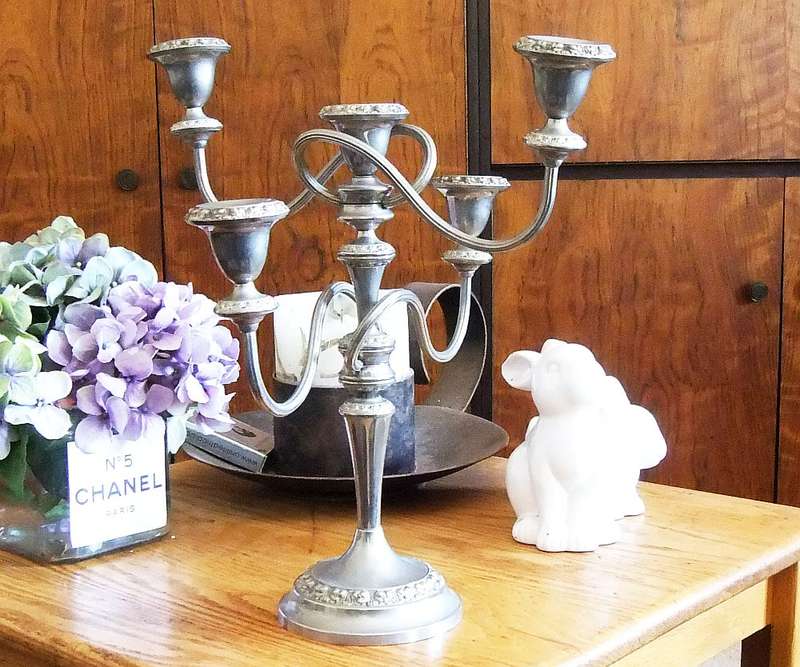 WOW !! A GORGEOUS EYE CATCHING VINTAGE SILVER PLATE METAL FOUR ARM CANDELABRA IN GREAT CONDITION !!