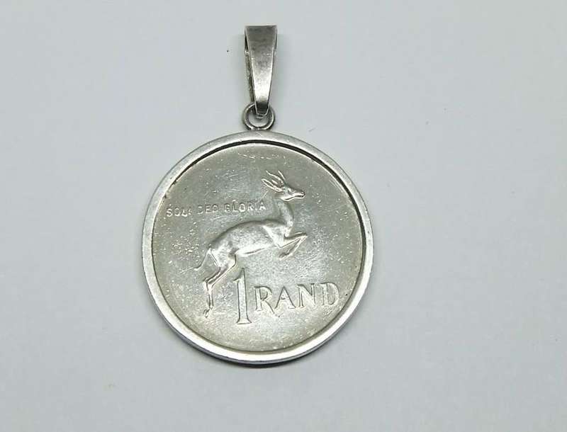 A VERY COOL WELL MADE VINTAGE 1981 ONE RAND COIN PENDANT SET IN A GENUINE STERLING SILVER FRAME