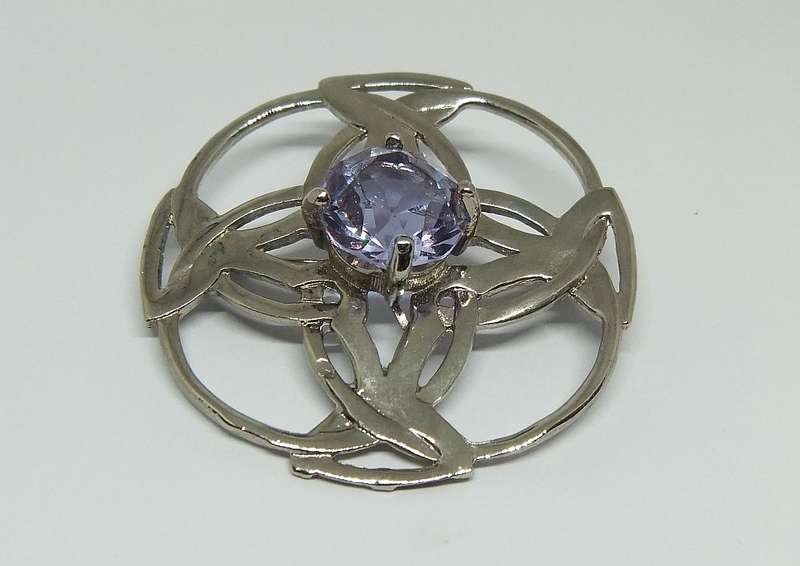A STUNNING VINTAGE CELTIC INSPIRED BROOCH WITH FACETED PALE PURPLE INSET