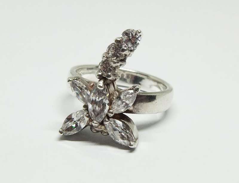 AN AWESOME SOLID STERLING SILVER DRAGONFLY RING WITH STUNNING FACETED CZ STONES PLUS GIFT BOX