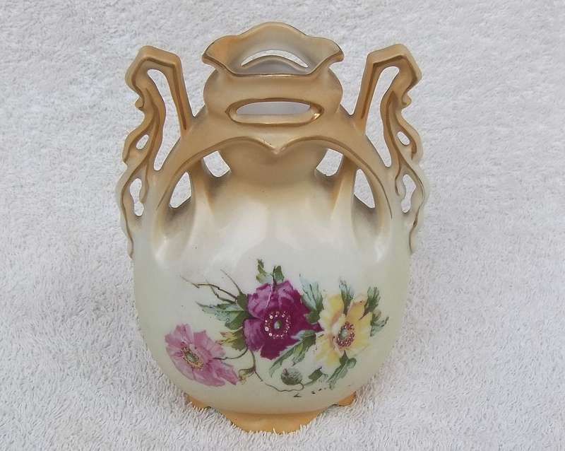 A RARE VICTORIAN ART NOUVEAU PATTERN BLUSHWARE VASE BY VICTORIA AUSTRIA