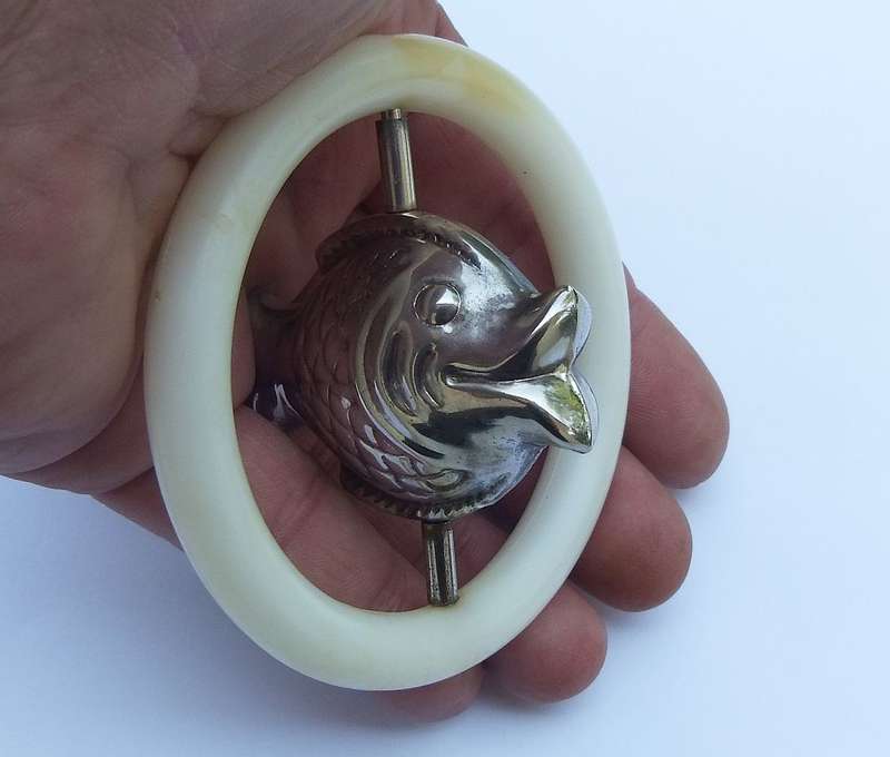 LOOK !! A RARE ADORABLE VINTAGE SILVERPLATE FISH ON SWIVEL TEETHING RING AND RATTLE !!