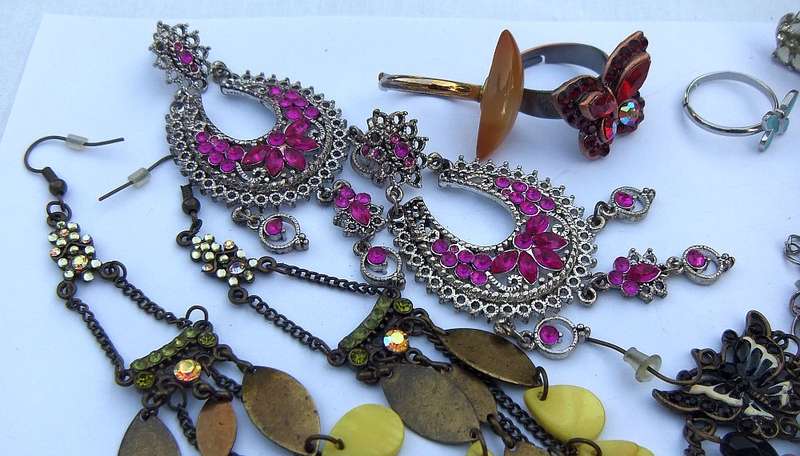 WOW !! A JOBLOT OF STUNNING COSTUME JEWELRY !! FREE COMBINING !! BID FOR THE LOT !!