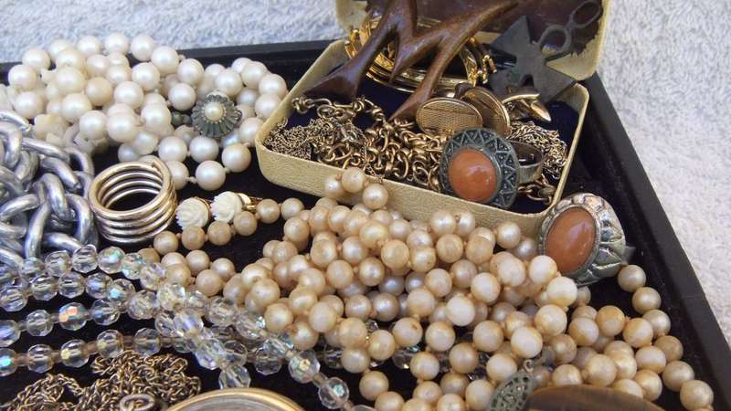KYK HIER !! A LOVELY LOT OF VINTAGE AND VINTAGE STYLE JEWELRY IN GOOD CONDITION PLUS BIT & BOBS