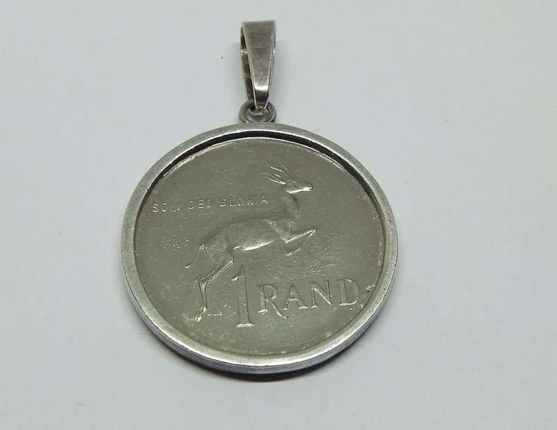 A VERY COOL WELL MADE VINTAGE 1981 ONE RAND COIN PENDANT SET IN A GENUINE STERLING SILVER FRAME