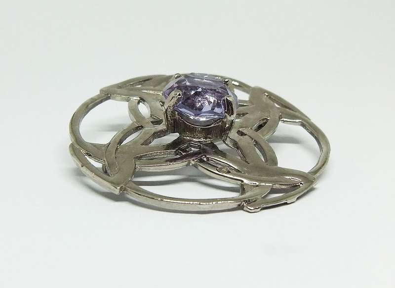 A STUNNING VINTAGE CELTIC INSPIRED BROOCH WITH FACETED PALE PURPLE INSET
