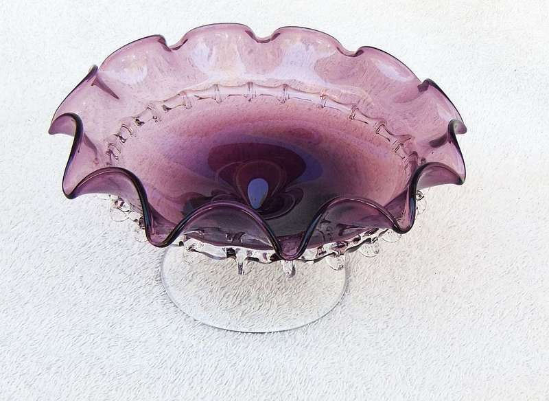 WOW !! A BEAUTIFUL VINTAGE VENETIAN STYLE FOOTED GLASS SWEET OR FRUIT BOWL IN EXCELLENT CONDITION !!