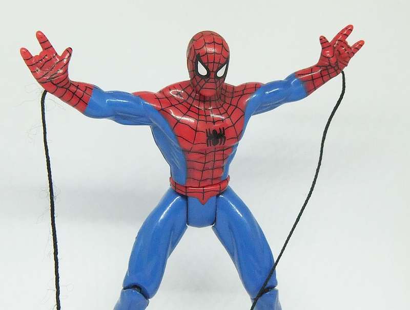 COOL VINTAGE 1994 MARVEL 13.5 CM SPIDER-MAN FIGURE BY TOY BIZ INC.