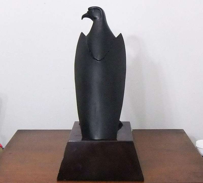 A  BEAUTIFUL VINTAGE SOLID BRONZE EAGLE STATUE ON WOODEN PLINTH DESIGNED BY JEAN DOYLE