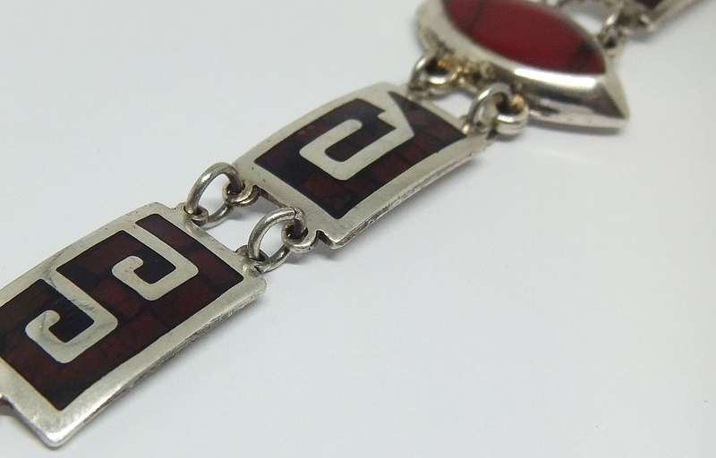 A STUNNING VINTAGE MEXICAN STERLING SILVER BRACELET WITH INLAID ENAMEL AND RED CENTREPIECE !! WOW !!