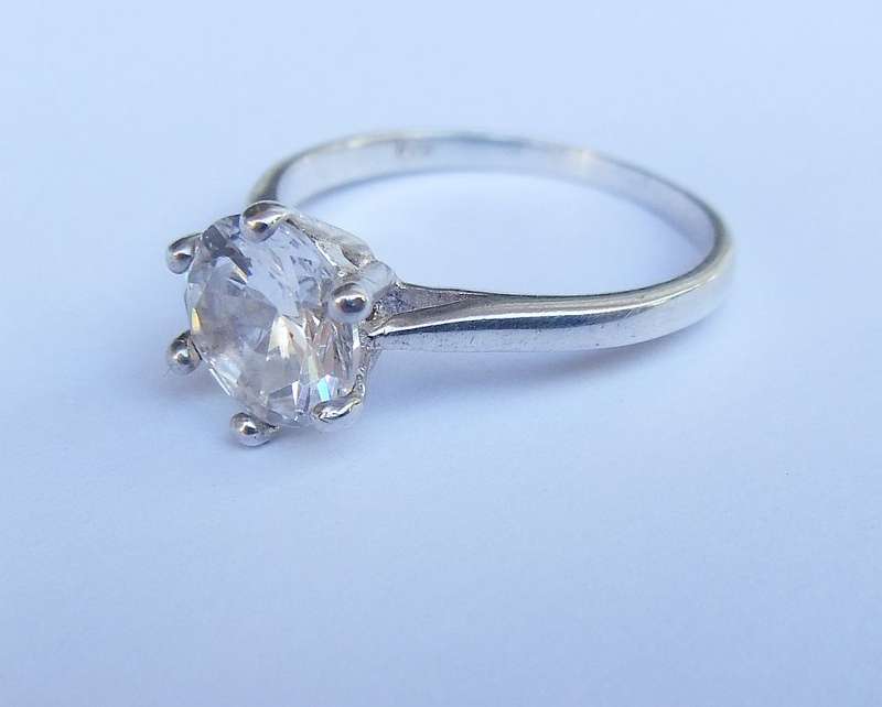 AN EXQUISITE SOLID STERLING SILVER ENGAGEMENT RING SET WITH AN EYE CATCHING FACETED CZ STONE !!